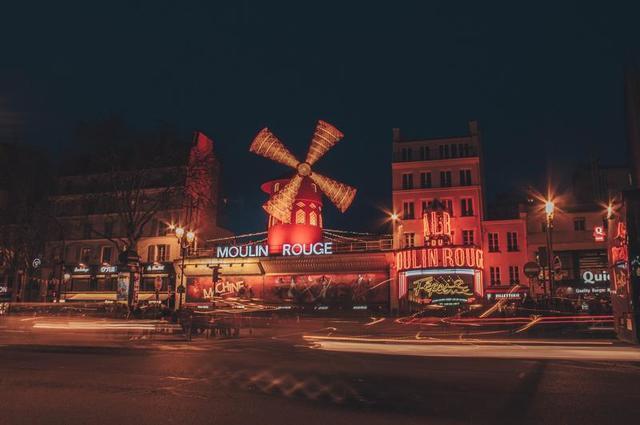 Lola Delabays / Unsplash Moulin Rouge