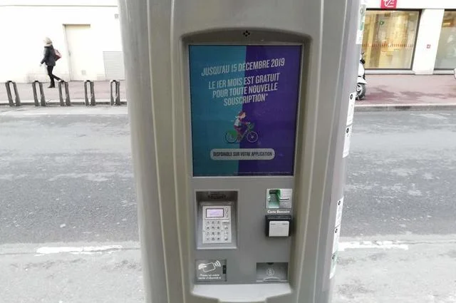 Eugene Tassart / Parijs10.nl Informatiepaal