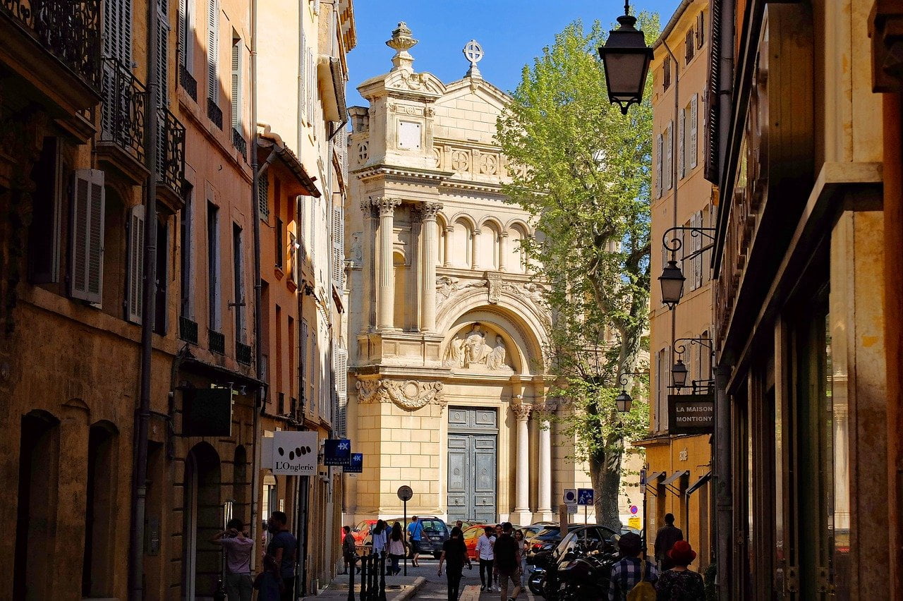 Waar kunt u heen gaan in de Provence: route met de auto voor 2 weken
