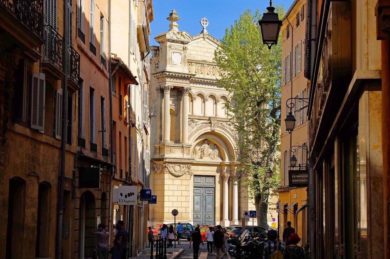 Waar kunt u heen gaan in de Provence: route met de auto voor 2 weken