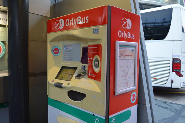 GuillaumeIDF / Wikimedia Commons / CC-BY-SA 3.0 Orlybus verkoopautomaten