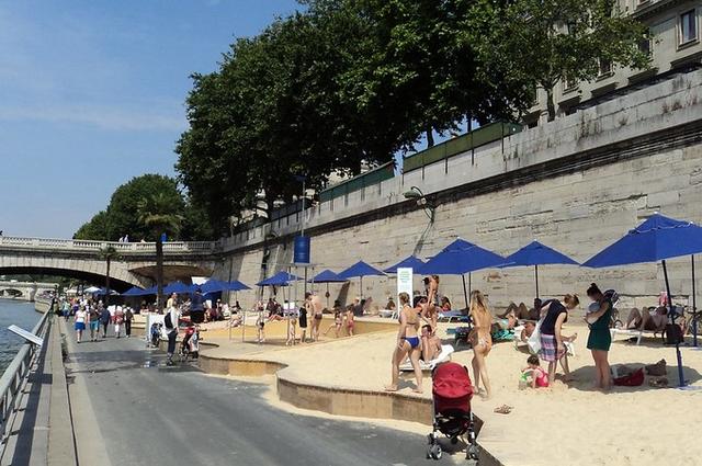 ErasmusOfParis / Flickr / CC-BY-SA 2.0 Paris Plage