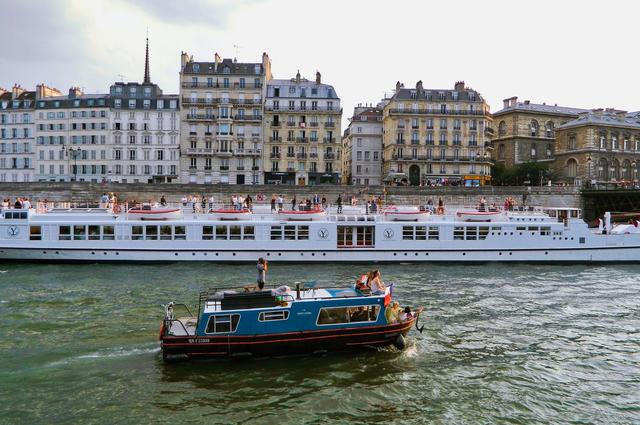 Alice Mîndru / Unsplash Seine cruise