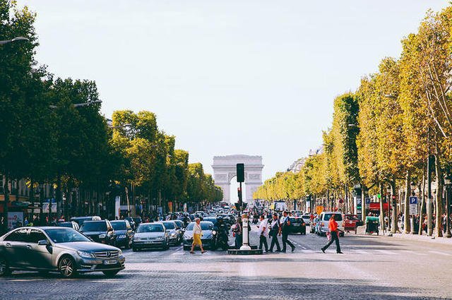 Cristian Bortes / Flickr / CC-BY-SA 2.0 Champs Elysees