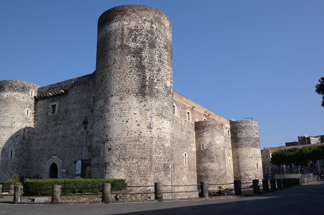 Foto: Luca Aless / Wikimedia Commons / CC-BY-SA-4.0 Het Federico di Sveviaplein en fort Ursino