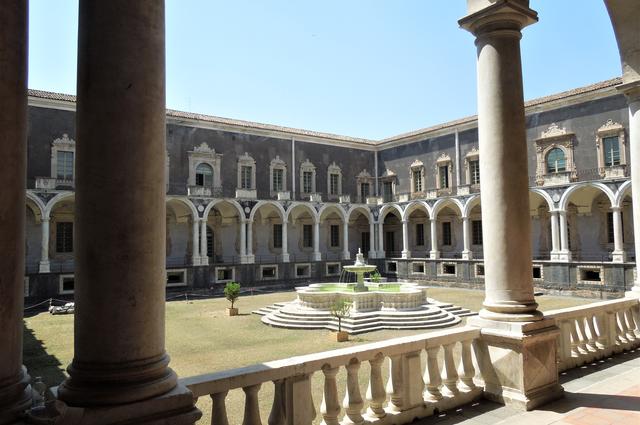 Het Benedictijner klooster (Catania)