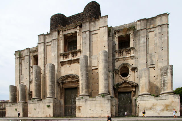 Piazza Dante en de kerk van St. Nicolaas