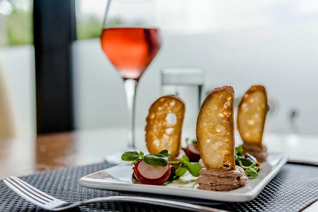 Hoe kan je de Eiffeltoren bezoeken zonder wachten? Dineren in het restaurant op de Eiffeltoren