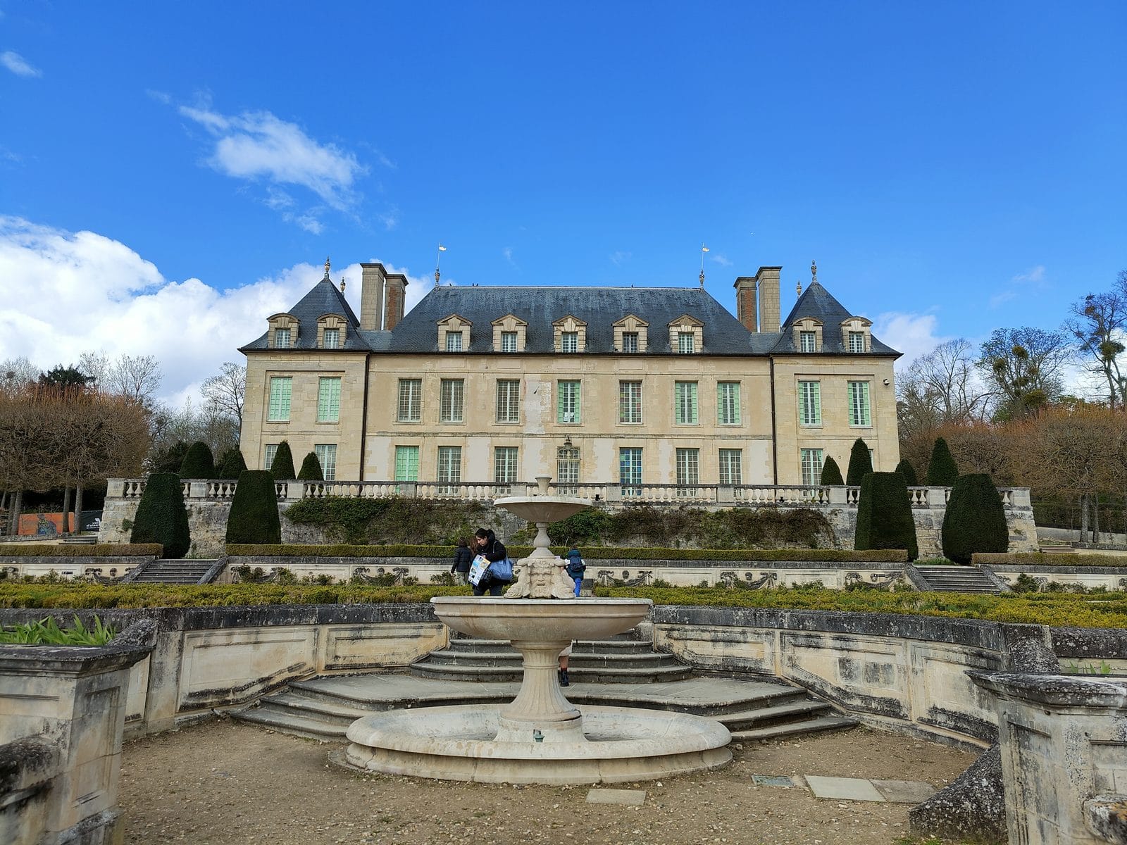 Het Château d'Auvers met zijn tuin en fontein