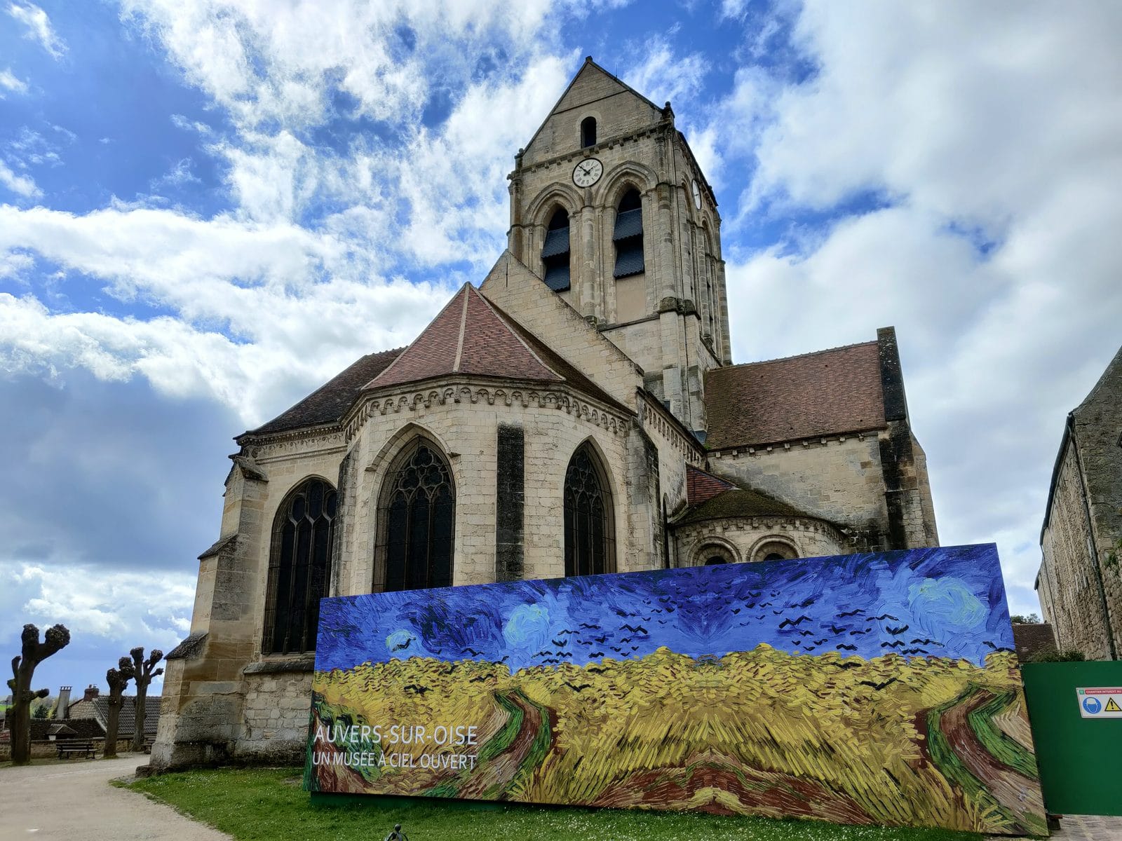 De kerk van Auvers-sur-Oise met een reproductie van Van Goghs Korenveld met kraaien