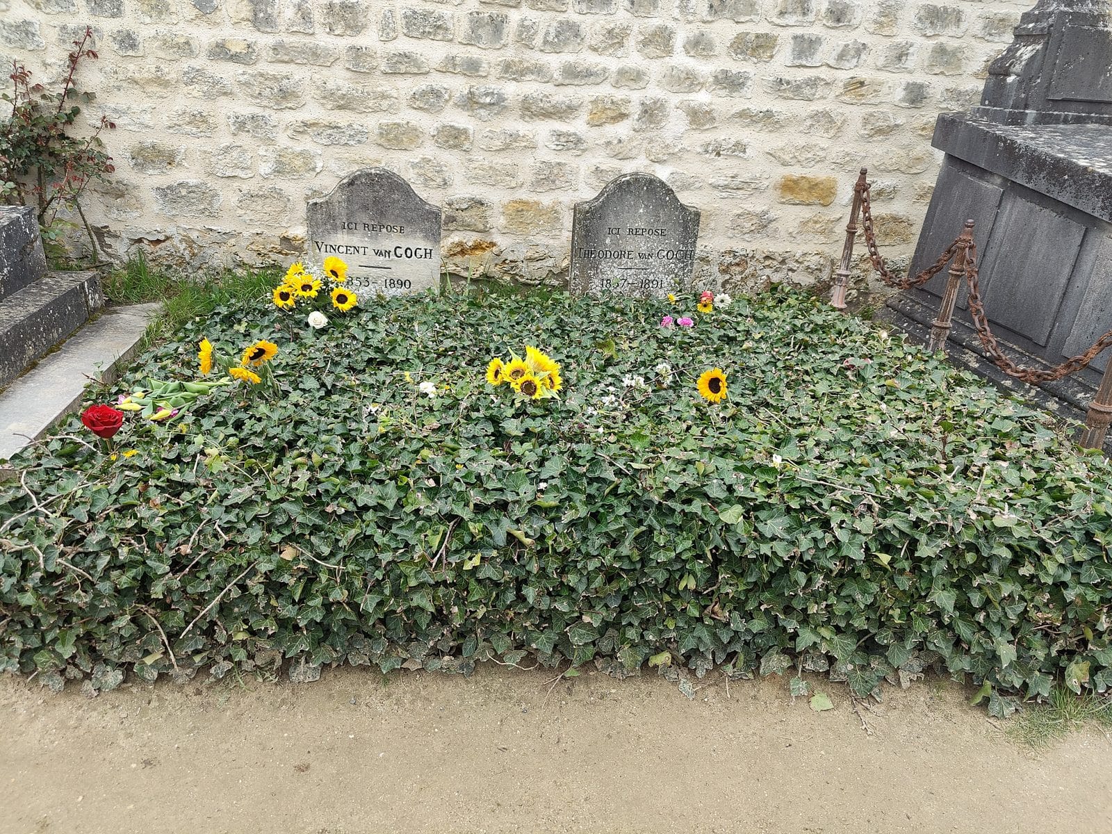De met klimop begroeide graven van Vincent en Theo van Gogh in Auvers-sur-Oise