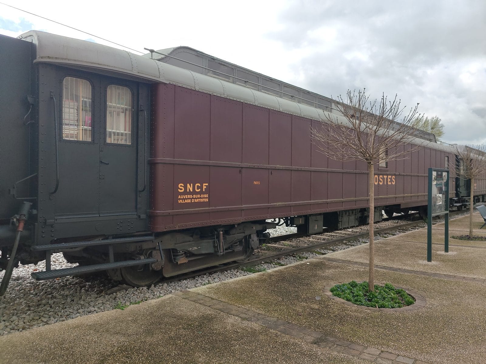 Oude SNCF-wagon op het station van Auvers-sur-Oise